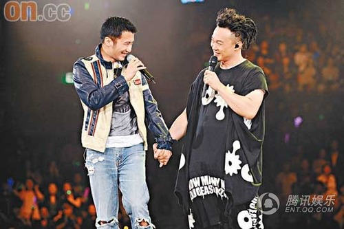 谢霆锋牵陈奕迅谈心事 难忘公园谈情往事【图】