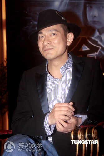 刘德华受访托腮咬手 表情丰富孩子气十足【图】