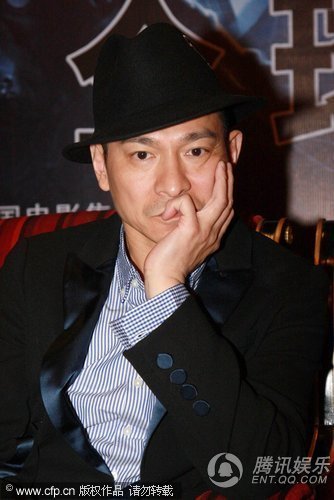 刘德华受访托腮咬手 表情丰富孩子气十足【图】