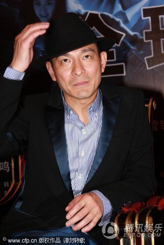 刘德华受访托腮咬手 表情丰富孩子气十足【图】
