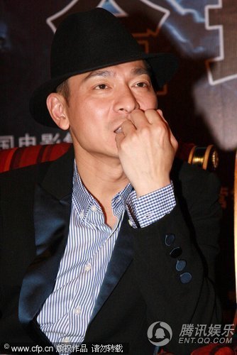 刘德华受访托腮咬手 表情丰富孩子气十足【图】