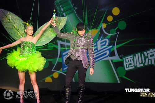 周杰伦沪上4d钢琴秀 敢做敢为佩服lady gaga【图】