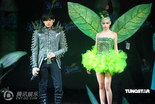 周杰伦沪上4d钢琴秀 敢做敢为佩服lady gaga【图】