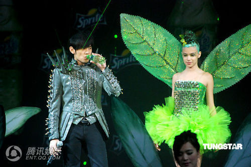 周杰伦沪上4d钢琴秀 敢做敢为佩服lady gaga【图】