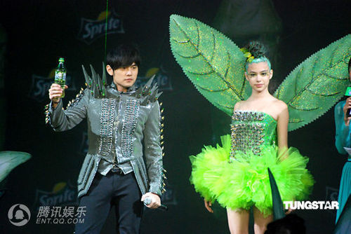 周杰伦沪上4d钢琴秀 敢做敢为佩服lady gaga【图】