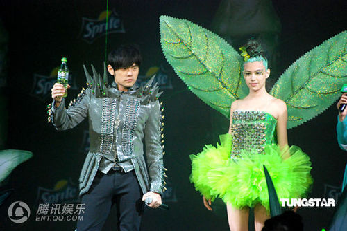 周杰伦沪上4d钢琴秀 敢做敢为佩服lady gaga【图】