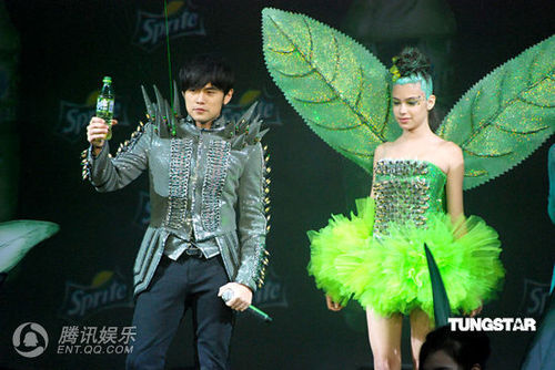 周杰伦沪上4d钢琴秀 敢做敢为佩服lady gaga【图】