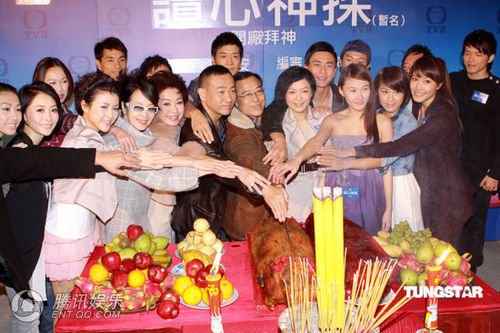 《<em>读心神探</em>》开机拜神 黄宗泽向往演警察 - On