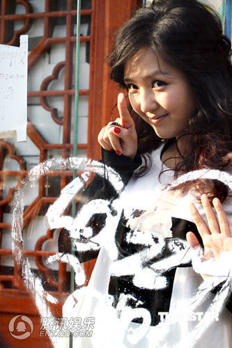 何洁游逛胡同心情大好 遇猫咪爱心泛滥【图】