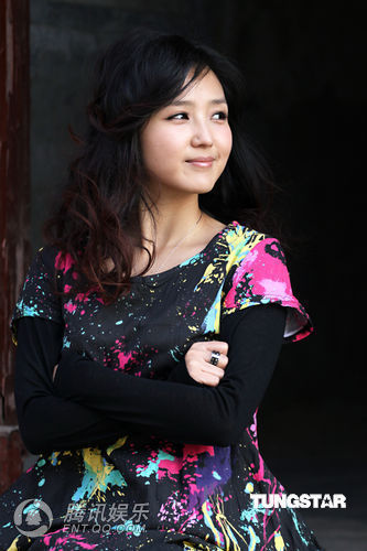 何洁游逛胡同心情大好 遇猫咪爱心泛滥【图】