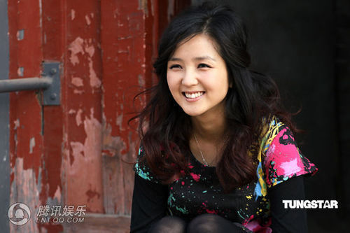 何洁游逛胡同心情大好 遇猫咪爱心泛滥【图】