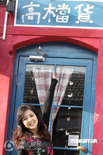 何洁游逛胡同心情大好 遇猫咪爱心泛滥【图】