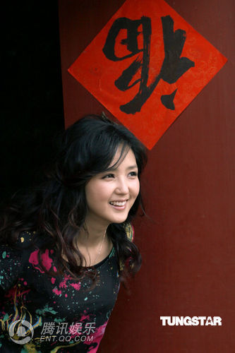 何洁游逛胡同心情大好 遇猫咪爱心泛滥【图】