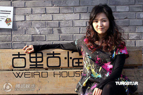 何洁游逛胡同心情大好 遇猫咪爱心泛滥【图】