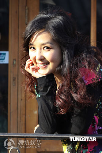 何洁游逛胡同心情大好 遇猫咪爱心泛滥【图】