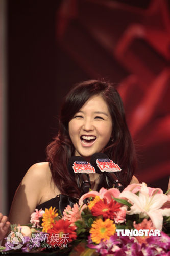 何洁现身推荐新作 穿裸背小礼服不慎走光【图】