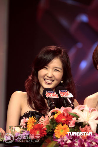 何洁现身推荐新作 穿裸背小礼服不慎走光【图】