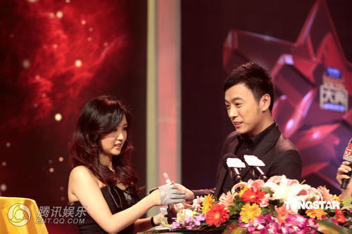 何洁现身推荐新作 穿裸背小礼服不慎走光【图】