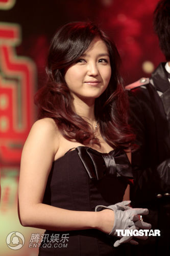 何洁现身推荐新作 穿裸背小礼服不慎走光【图】