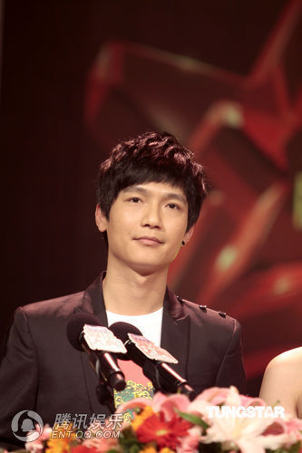 何洁现身推荐新作 穿裸背小礼服不慎走光【图】