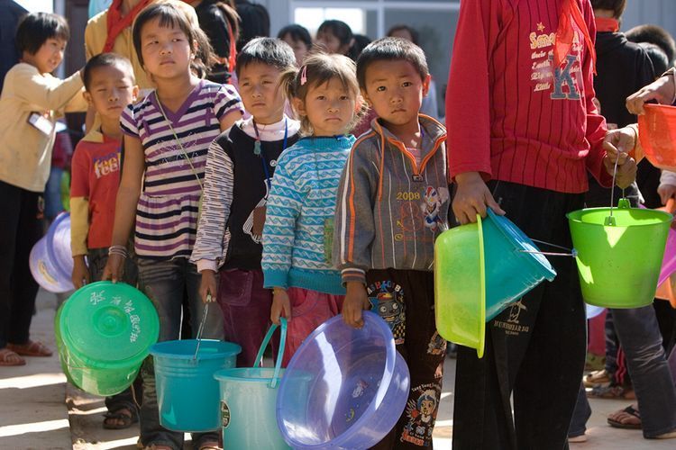 元谋县江边乡，江边小学小学生排队等待校方统一发水。（王磊／摄）