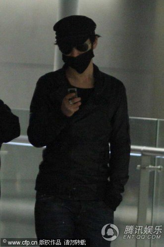 黄晓明口罩墨镜遮面 造型夸张星味十足【图】