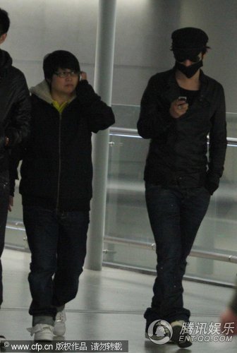 黄晓明口罩墨镜遮面 造型夸张星味十足【图】