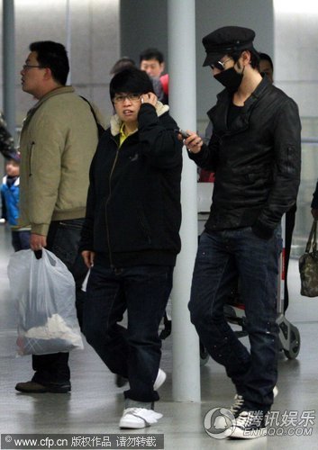 黄晓明口罩墨镜遮面 造型夸张星味十足【图】