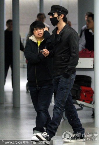 黄晓明口罩墨镜遮面 造型夸张星味十足【图】