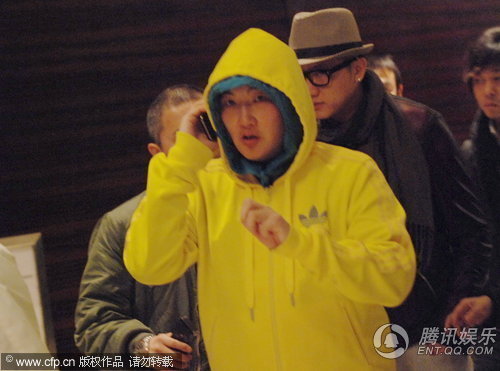 孙楠黄配绿惹眼出街 不满记者拍照摆黑面【图】