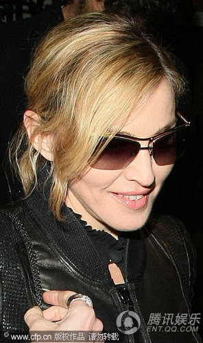 麦当娜恋爱滋润笑容甜美 小男友贴身相随【图】