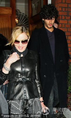 麦当娜恋爱滋润笑容甜美 小男友贴身相随【图】