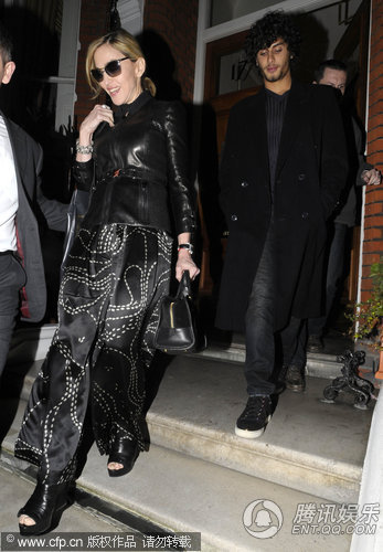 麦当娜恋爱滋润笑容甜美 小男友贴身相随【图】