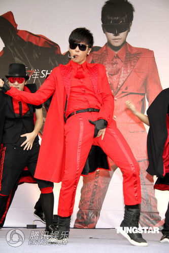 组图:罗志祥穿红衣开签唱会 模仿MJ经典动作