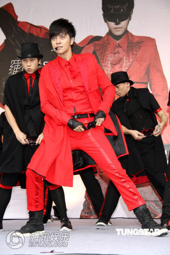 组图:罗志祥穿红衣开签唱会 模仿MJ经典动作