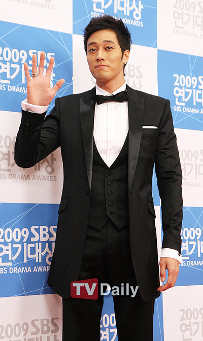 组图:2009sbs演技大奖 张根硕荣获最高人气奖