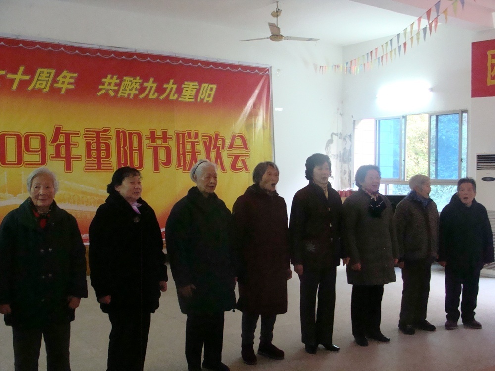 组图:大渝网携重庆麻辣明星敬老院献爱心