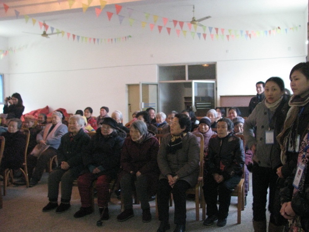 组图:大渝网携重庆麻辣明星敬老院献爱心_娱乐