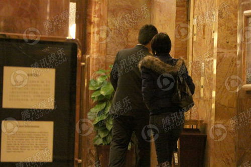 组图:周海媚有家不归去开房 鬼祟停车防人盯_娱乐新闻_大渝网_腾讯网