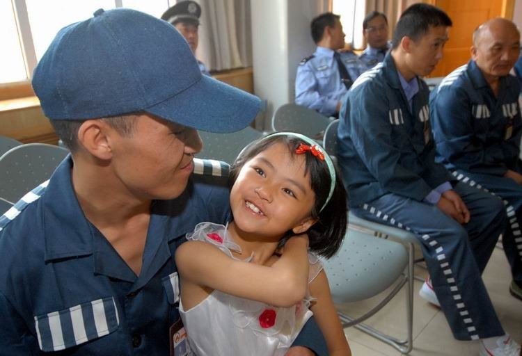 儿童节前的特别礼物 2009年5月31日,贵阳市儿童村,一名小女孩在爸爸的
