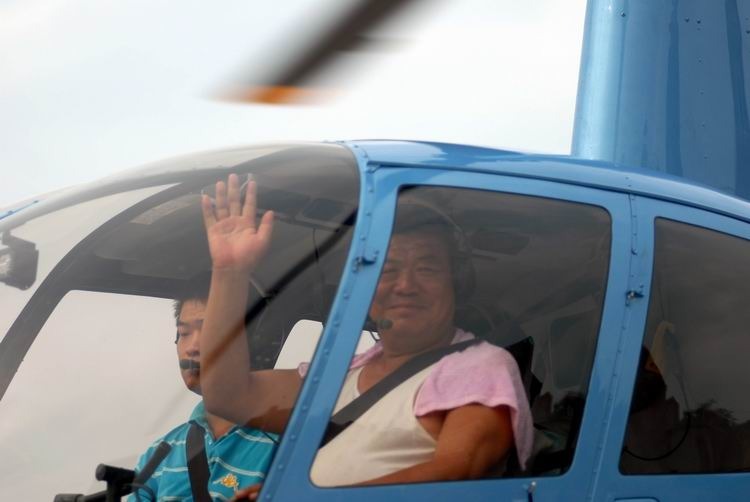 农民买飞机 2009年8月17日,金沙农民陈明刚坐