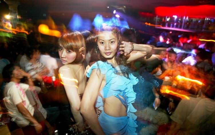 2005年,广州,夜总会的dancer。记者翁洹 摄