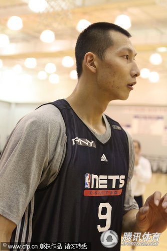 组图:篮网训练 易建联帅气短发亮相状态良好