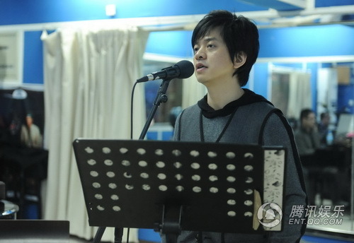 音乐诗人李健携弦乐团彩排 气势恢宏不同凡响