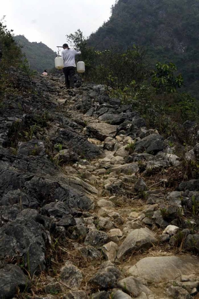 百色市那坡县龙合乡灾民要花2小时走过崎岖山路取水.