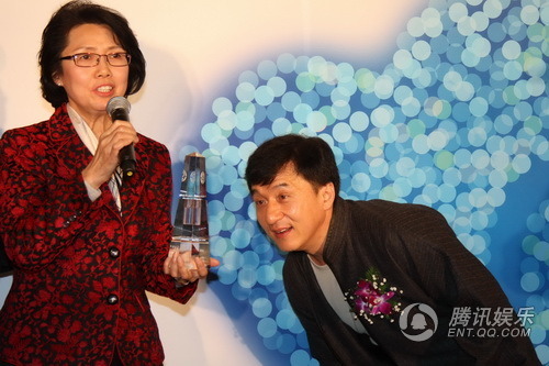 成龙出任“母亲水窖”爱心大使 痛斥年轻人浪费【图】