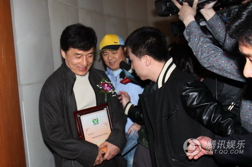 成龙出任“母亲水窖”爱心大使 痛斥年轻人浪费【图】