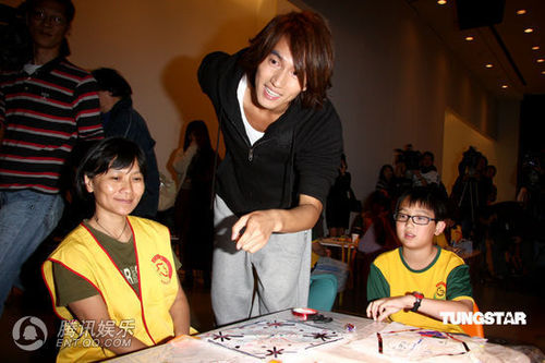 言承旭第一次过儿童节 捐30万善款资助弱势儿童【图】