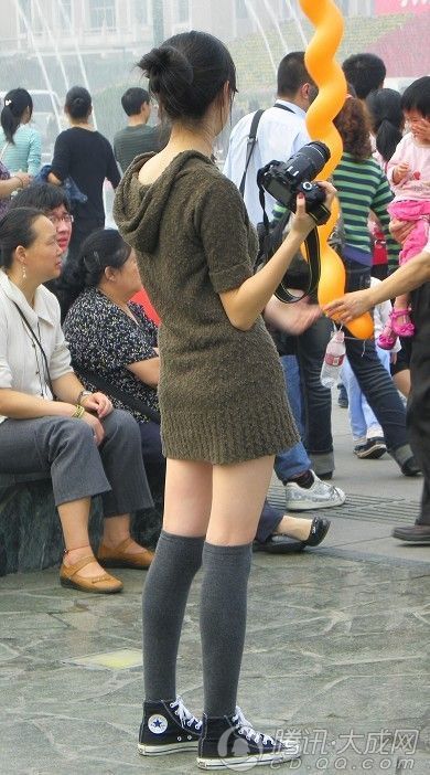 成都<em>黑丝美女街拍</em>:背影的万种风情(组图)_新闻
