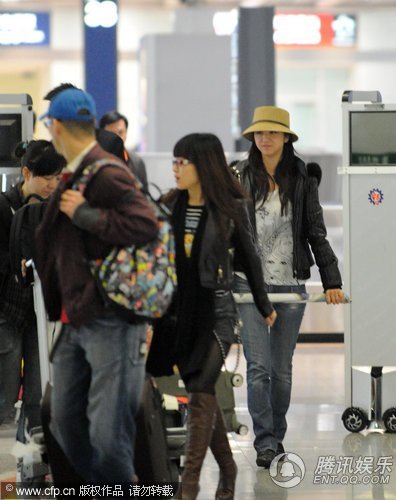 汤唯回归平民生活 素颜流连大排档无人识【图】